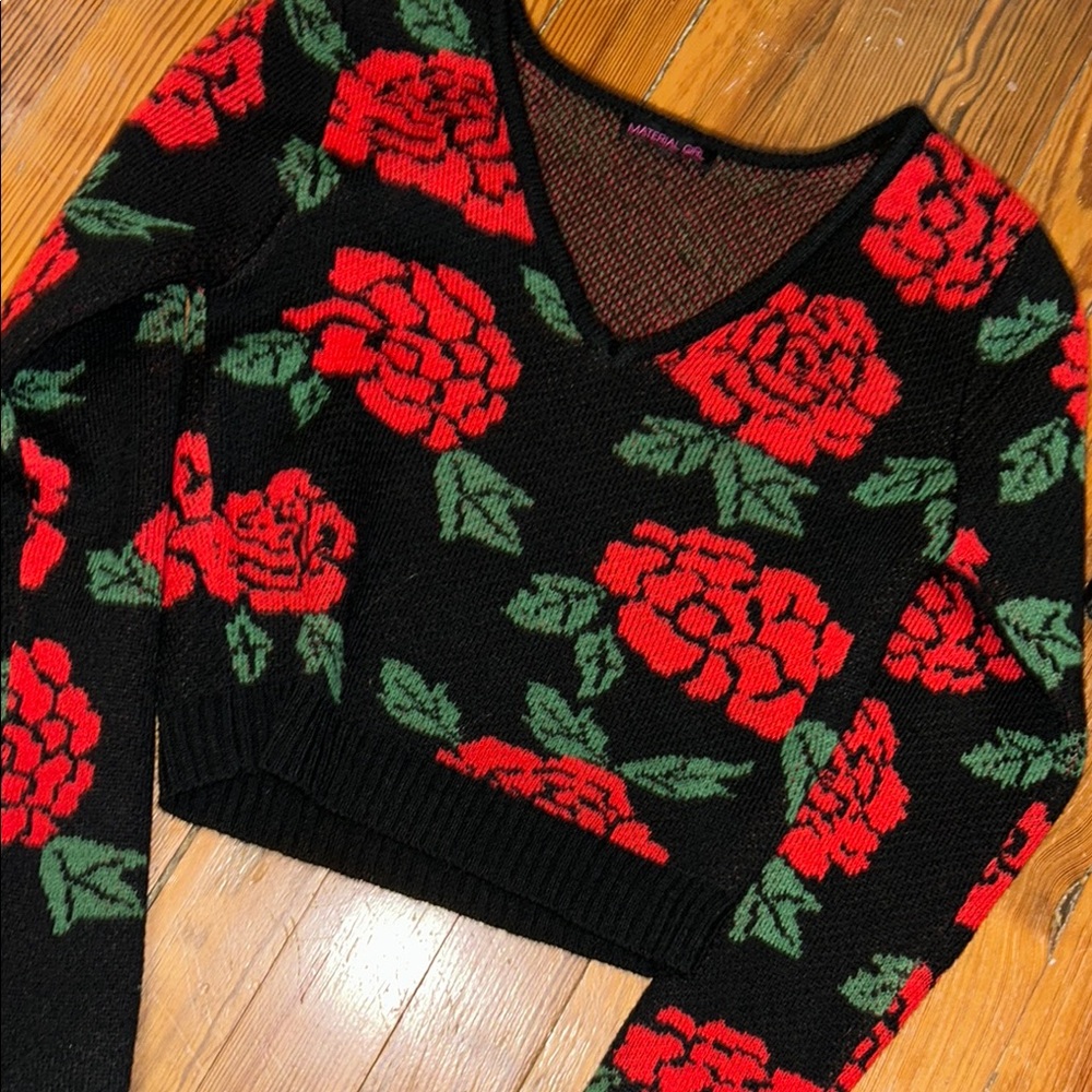 SM cropped v neck sweater 🌹🖤